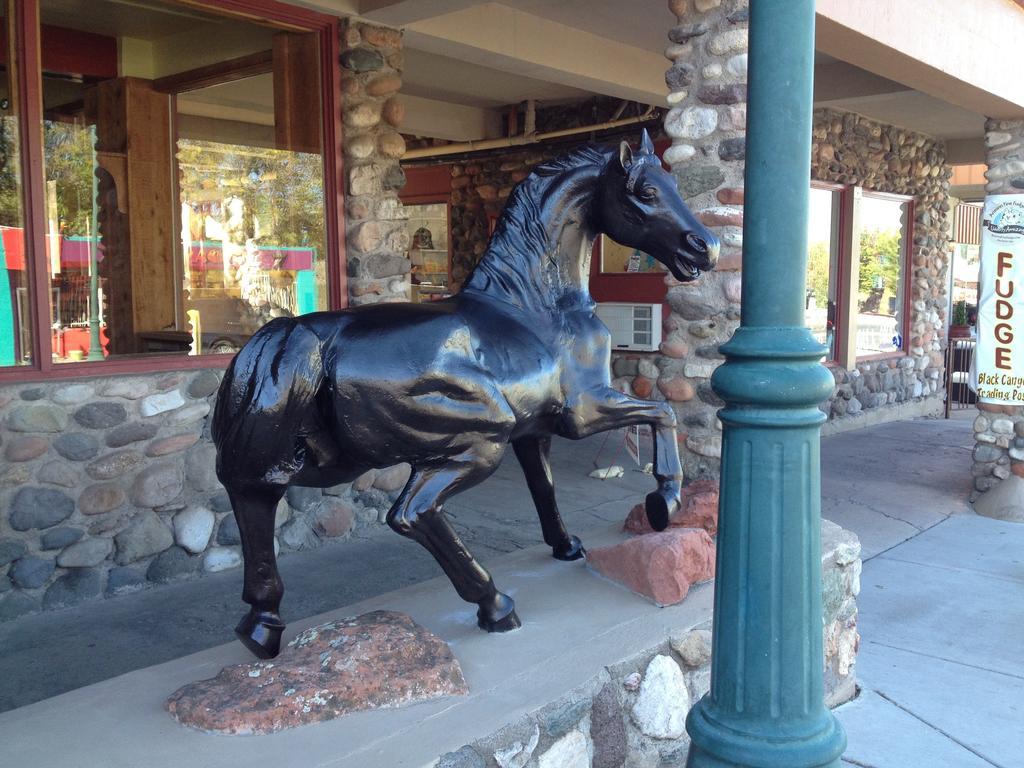 Iron Horse Inn Cottonwood Exterior photo